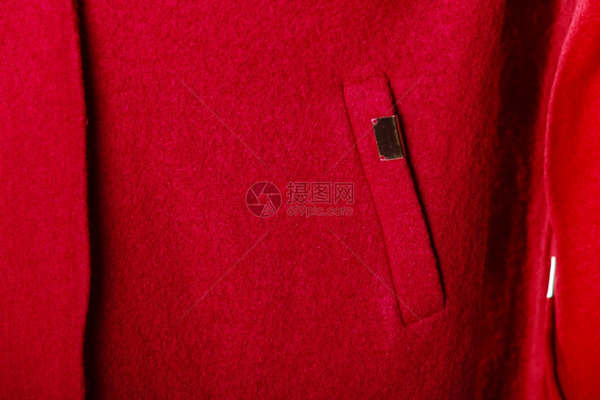 红色散发大衣的缝合碎片作为背景纹理用口袋和金属符号作为背景纹理图片