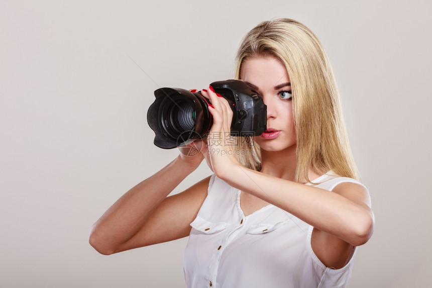 摄影师女孩拍图像迷人的金发美女拿着相机拍照图片