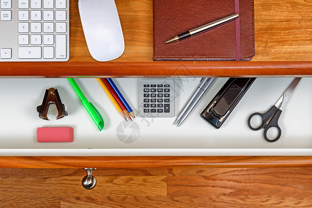 樱桃木桌面有计算机键盘鼠标和带有笔的执行记本背景图片