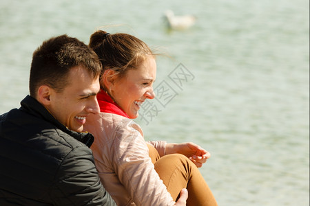 情侣在海滩拥抱图片