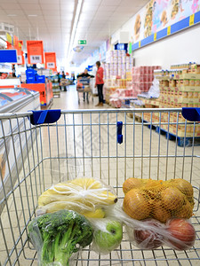 超市里装有蔬菜和水果的购物车图片
