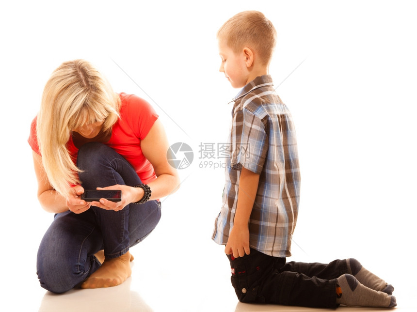 母亲和儿子智能手机上玩游戏图片