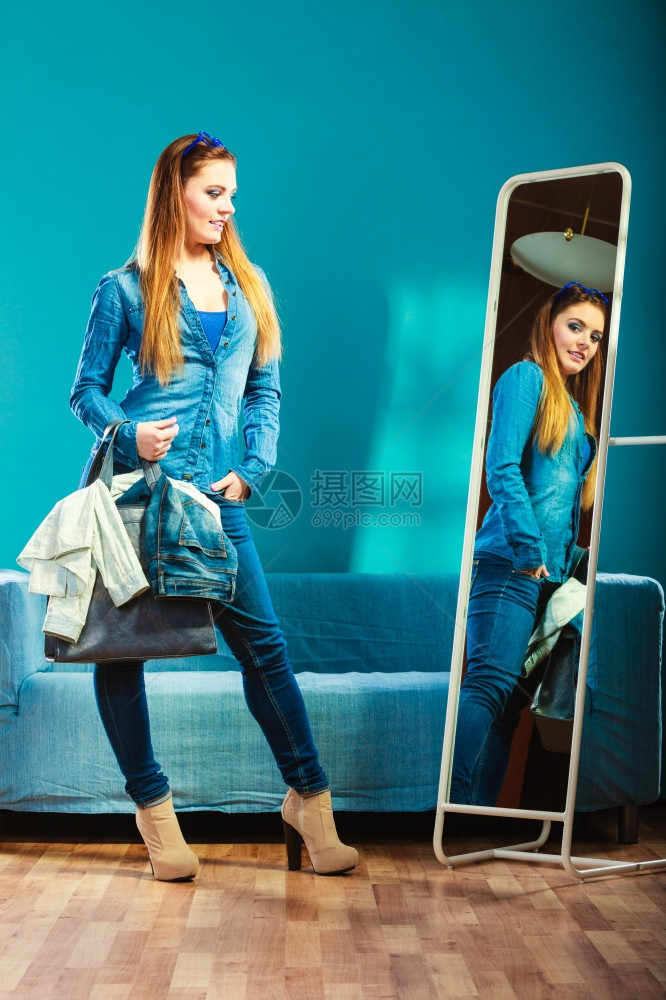 时装和购物满身穿戴内衣包袋的女人喜欢照镜子站在服装店里图片