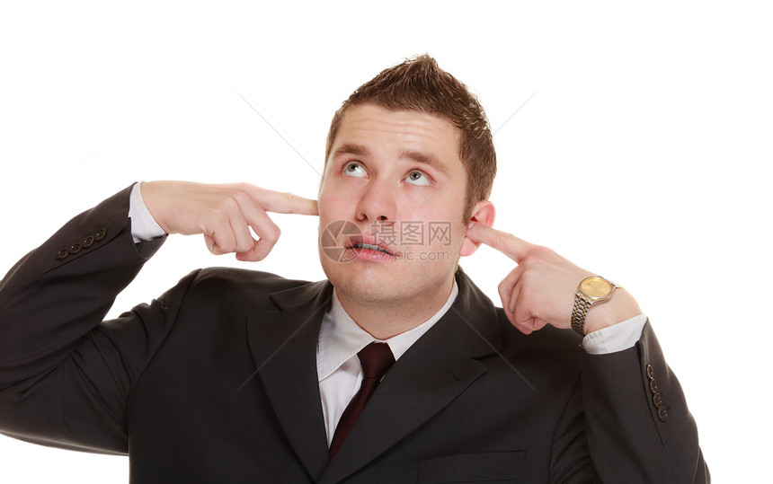 神经紧张的商人盖着耳朵滑稽的表达方式孤立在白色背景上图片