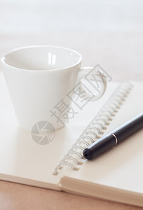 带咖啡杯股票照片的笔和螺旋记本图片