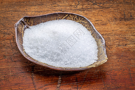 叶状陶瓷碗中的硫酸铵盐镁抗生锈木放松浴池概念图片