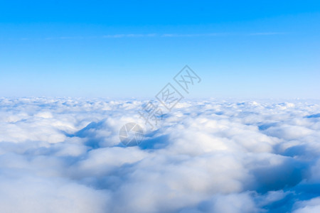 飞机窗口的天线视图云图片