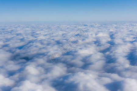 飞机上空的美丽风景图片