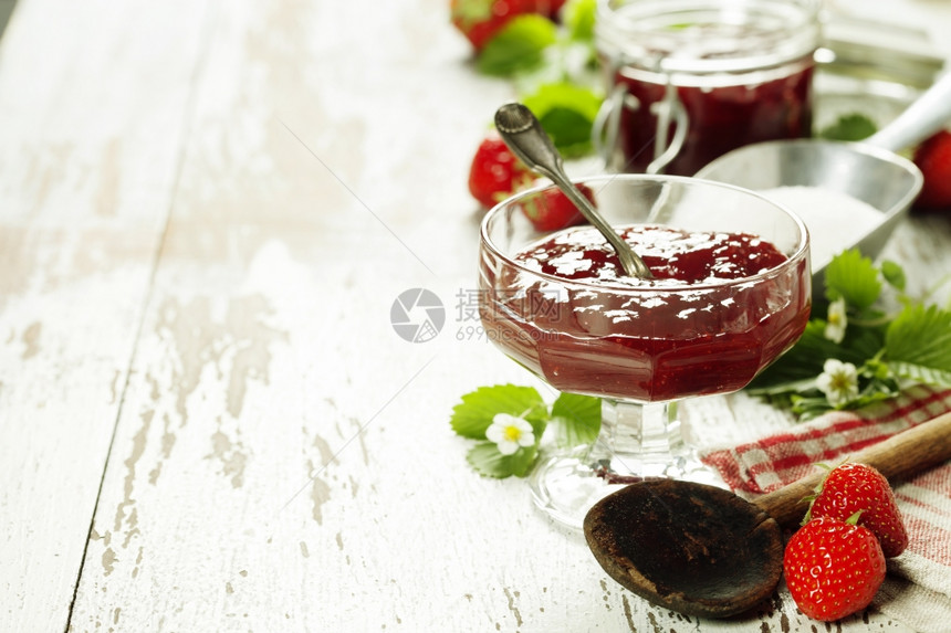 草莓果酱在木背景的罐子里图片