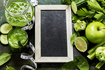 新鲜绿色蔬菜和古老背景的冰沙戒毒饮食或健康品概念背景图片