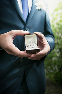 近视优雅的新郎拿着带结婚戒指的开箱图片