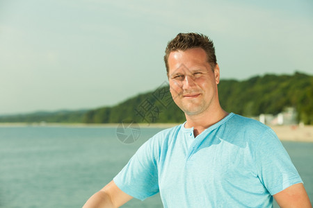 在码头旅游的帅哥享受海上暑假的帅哥时装码头旅游的帅哥图片