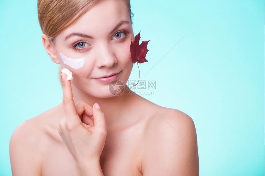 皮肤习惯青春女子的面孔绿叶是的红毛皮象征照顾干燥皮肤的女孩使用湿润的奶油美容治疗图片