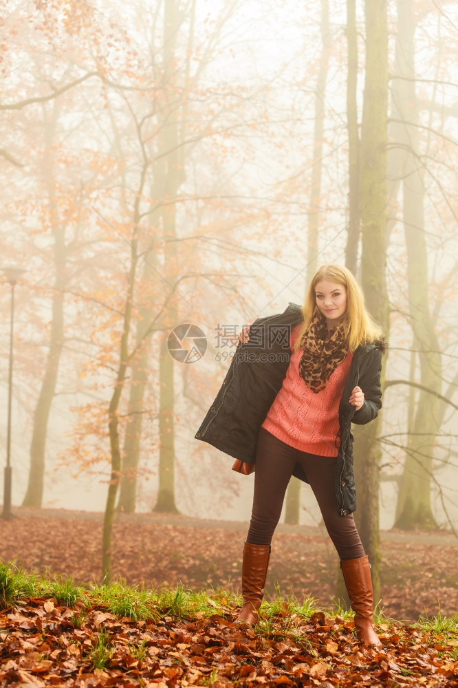 女人在雾中漫步浪的秋天森林露图片
