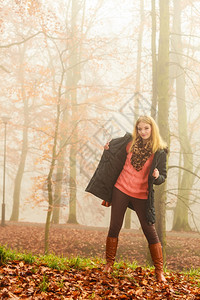 女人在雾中漫步浪的秋天森林露图片
