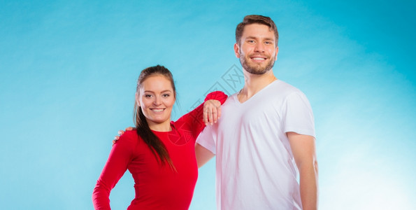 健康体育运动行使概念青蓝背景的年轻快乐情侣男女运动的肖像图片