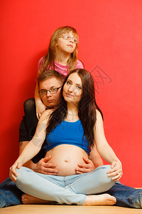 家庭期待新婴儿家庭三张面孔的肖像图片