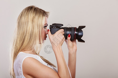 摄影师女孩拍图像迷人的金发女郎脸谱图片