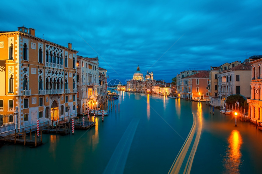 大运河和圣玛丽卫生或意大利威尼斯夜间圣玛利亚大运河和圣玛丽巴西利卡或玛丽亚达拉玛丽亚玛丽亚玛丽亚图片