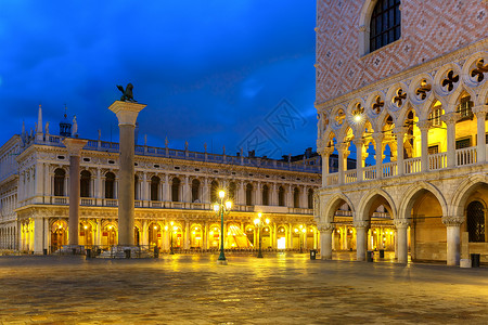 圣马可广场和Doge宫晚上意大利威尼斯图片