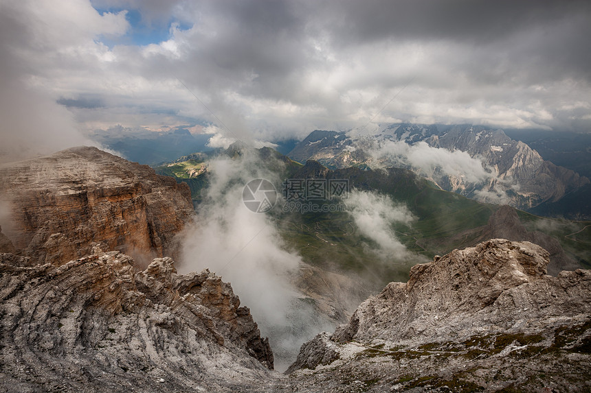 山地风暴天气ValdiFassa意大利多洛米人图片
