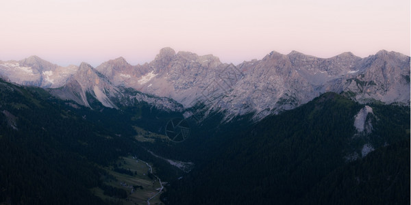 日落后马莫拉达山脉脊的全景意大利多洛米人ValdiFassa图片