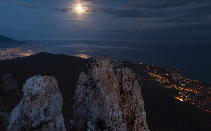 AiPetri山在夜深乌克兰里米亚图片