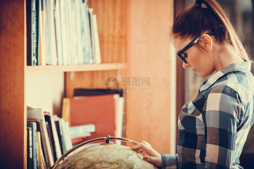 教育旅行和地理概念全球图书馆蓝眼镜女学生长途旅行和地理概念Instagram过滤器图片
