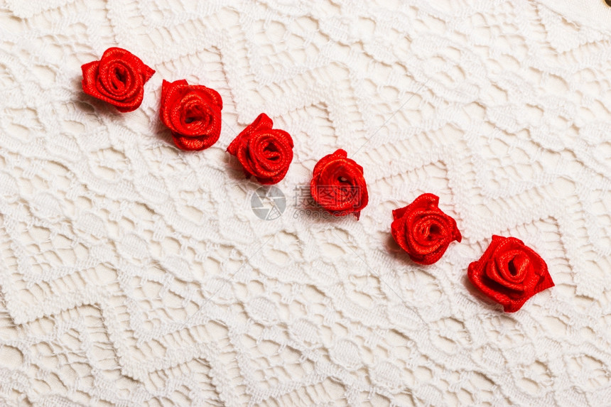 婚礼邀请函或贺卡红色装饰派花白布带背景图片