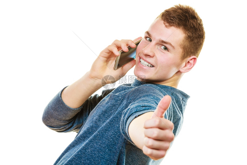 青年男子在手机上闲谈时使用智能手机做拇指手势在白色和上隔离图片
