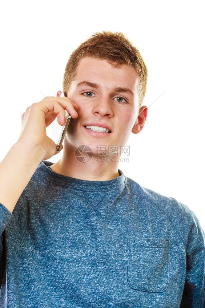 青年男子闲谈风格用在白色上隔离的智能手机在移动电话上交谈图片