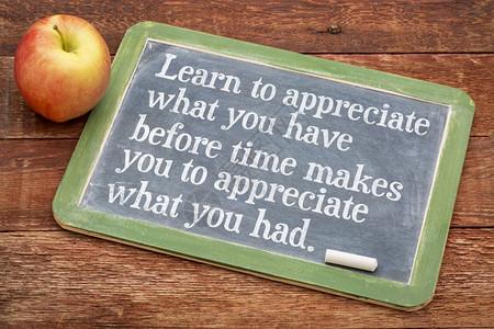 学会欣赏你之前拥有的东西让你欣赏拥有的东西在黑板上用鼓舞人心的词句来对付红谷仓木图片