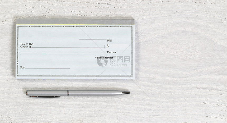 白色木制桌面上的空白支票簿和银笔关闭水平版式布局图片