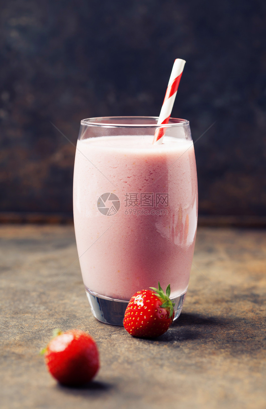 草莓冰沙和生锈背景的新鲜果汁图片