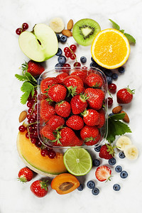 透明塑料托盘配有新鲜采摘的草莓和新鲜水果图片