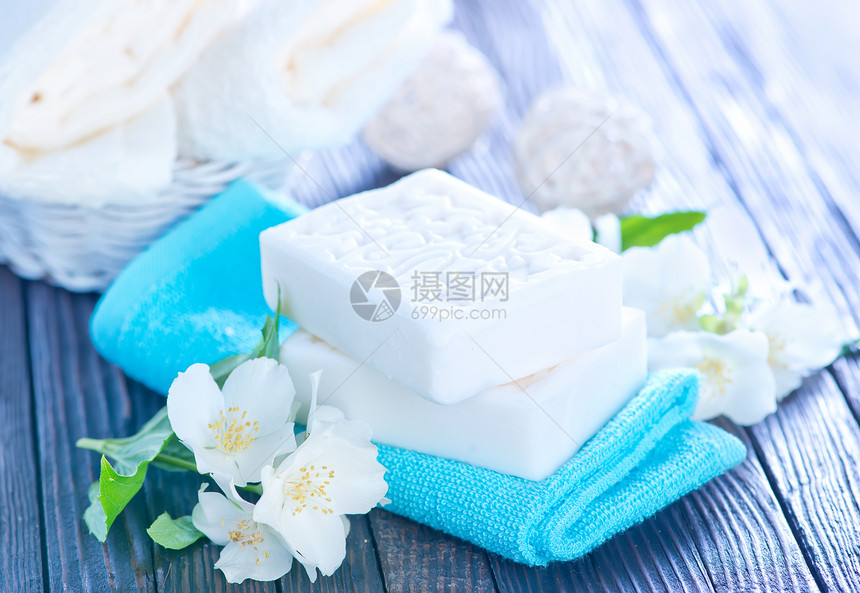 桌子上的白肥皂和毛巾图片