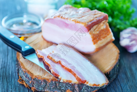 木板和一张桌子上的烟熏猪油高清图片