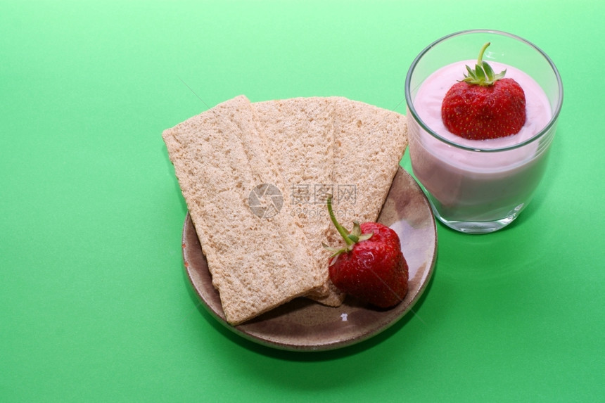 玉米小麦草莓冰淇淋绿色背景图片