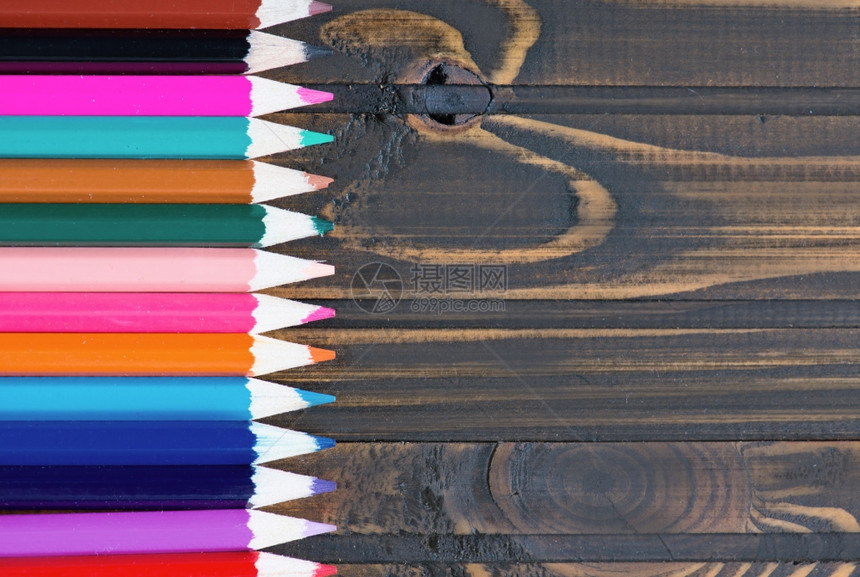 木制桌上的铅笔彩色图片