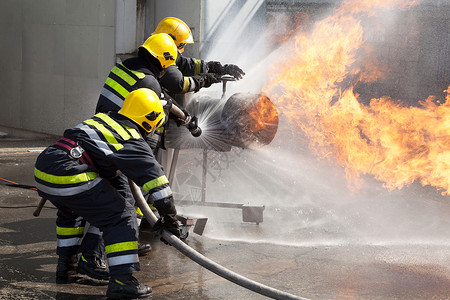 攻击中蜘蛛侠消防员在一次训练演习中攻击丙烷火背景