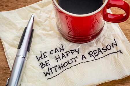 我们可以无缘故地幸福鼓舞人心的词手写在餐巾纸上加咖啡杯图片
