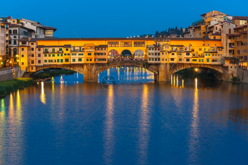 亚诺河和著名的桥PonteVecchio晚上从意大利托斯卡纳佛罗伦萨的圣特里尼塔庞图片