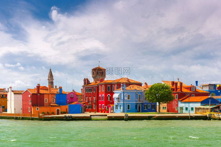 在著名的布拉诺岛上多姿彩房屋教堂船只和塔楼从意大利威尼斯的海洋看图片