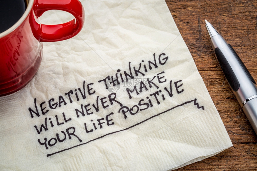 消极思维永远不会使你的生活变得积极鼓舞人心的笔迹在餐巾纸上加一杯咖啡图片