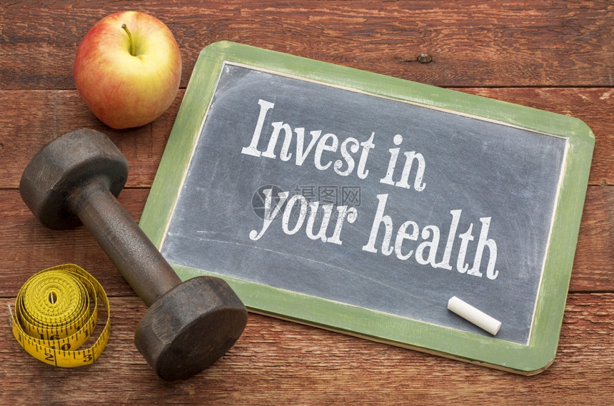 投资于健康黑板牌用哑铃苹果和胶带等量的红漆谷仓木图片