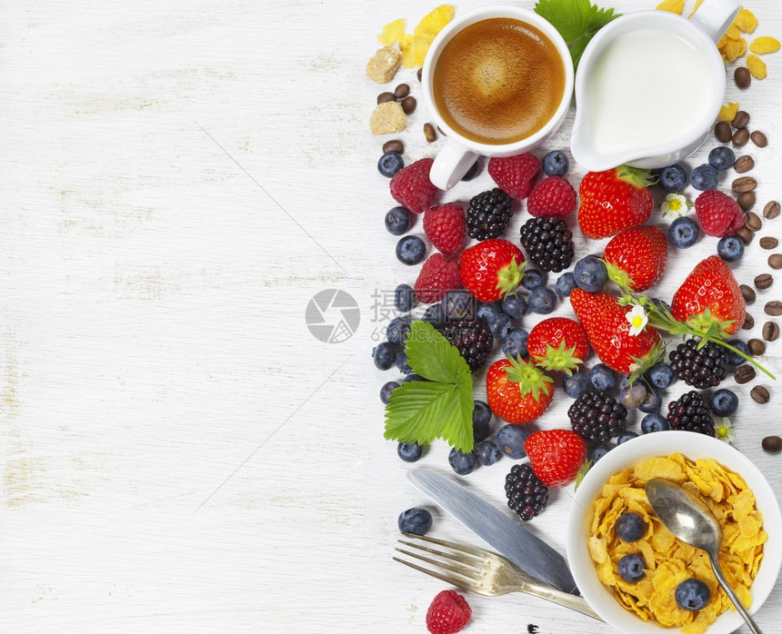健康早餐咖啡玉米片牛奶和老木本的果汁图片