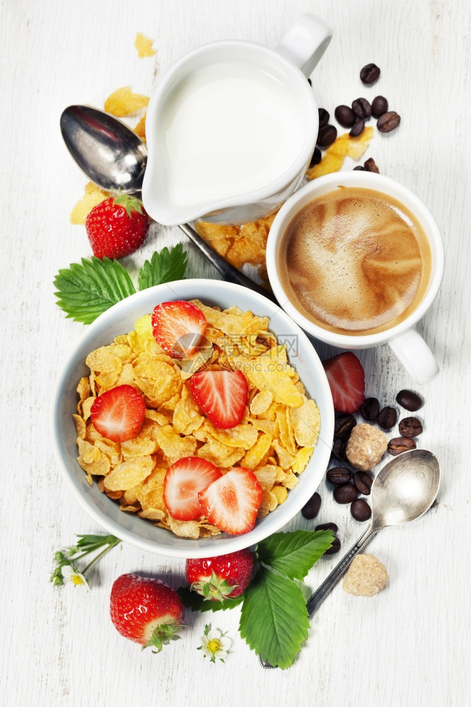 健康早餐咖啡玉米片牛奶和老木本的果汁图片