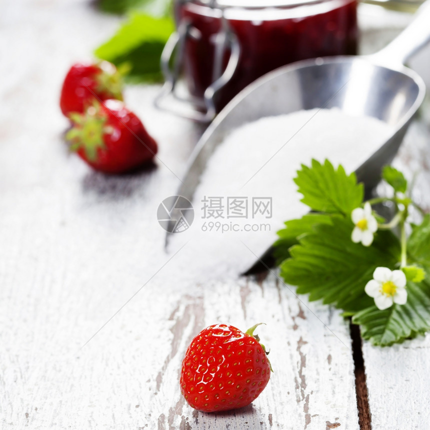 草莓果酱在木背景的罐子里图片