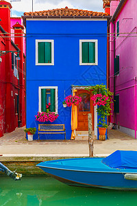 在意大利威尼斯著名的多彩岛布拉诺Burano上建有蓝色房子的运河图片