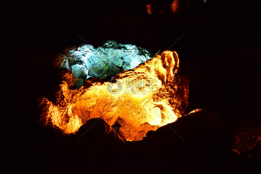 越南河隆湾的ThienCung洞穴图片